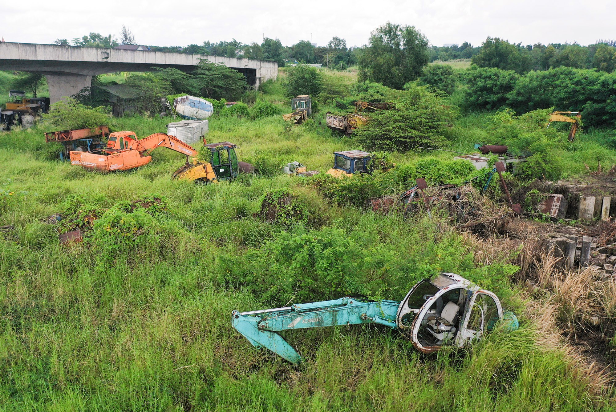 Một bảo vệ công trường cho biết, số máy móc thiết bị này tập trung về đây khi gói thầu ngưng thi công từ năm 2019, không hoạt động từ đó cho đến nay.