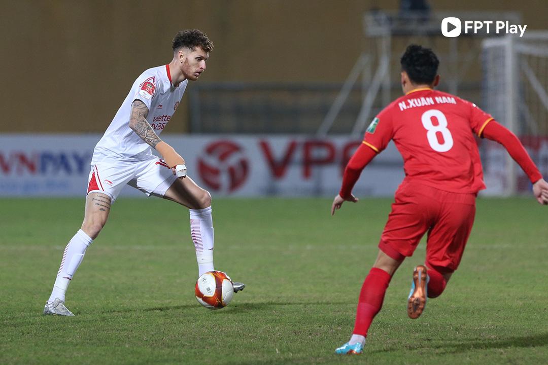 Geovane (áo trắng) là cầu thủ tấn công vô cùng đa năng.