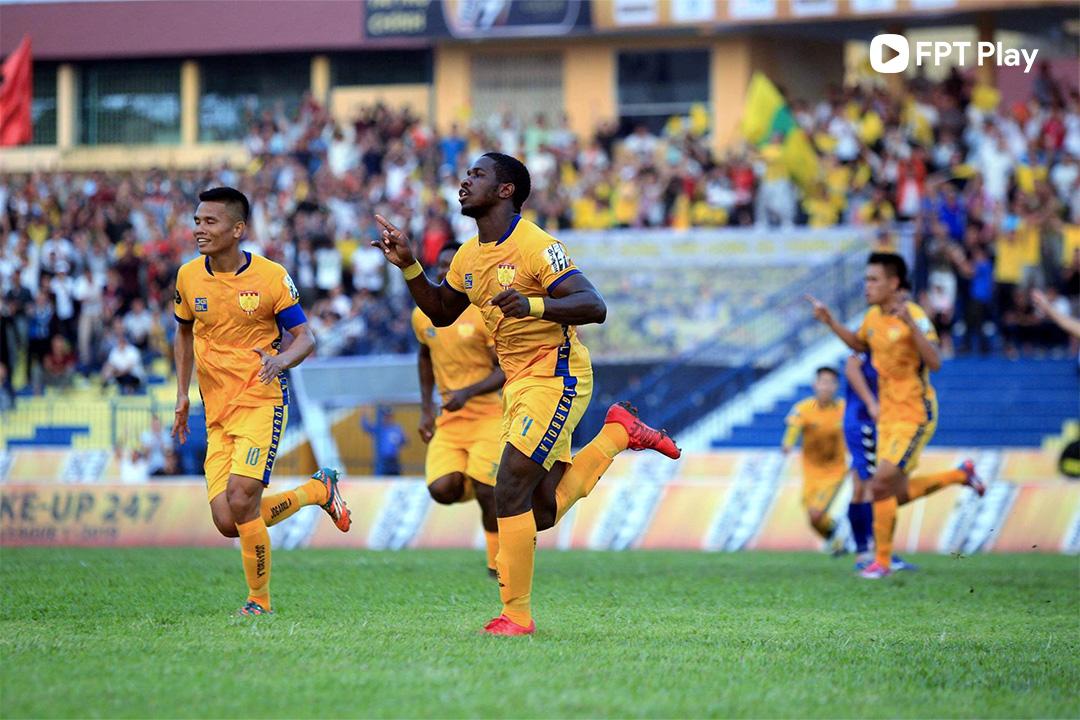 Rimario (đứng giữa) từng chơi cho Thanh Hóa trước đây.