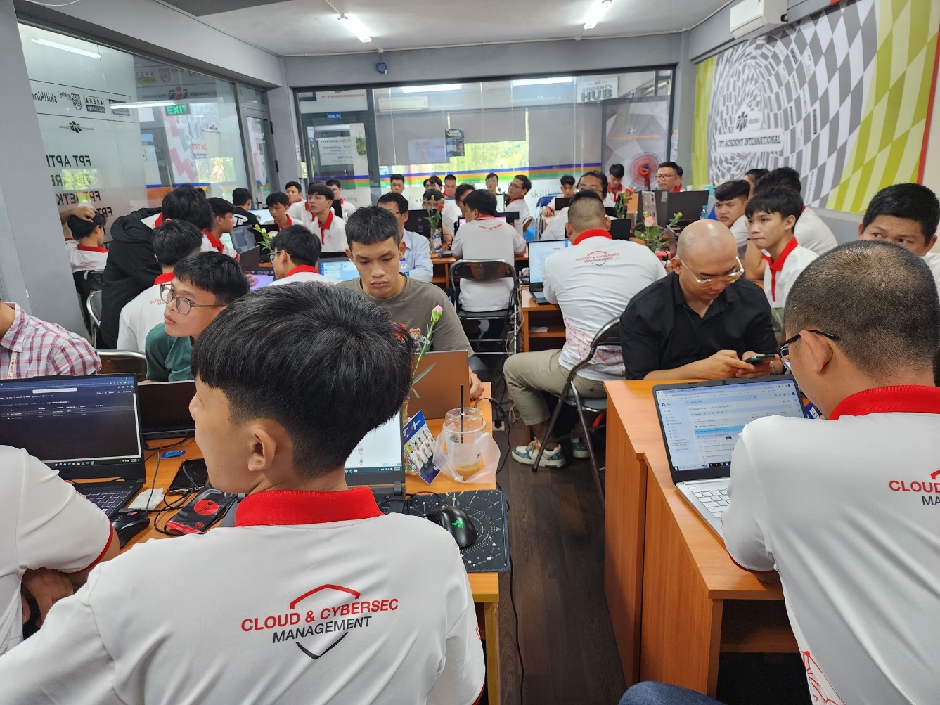 Tham gia kỳ thi quốc tế sẽ giúp sinh viên phát triển khả năng của bản thân