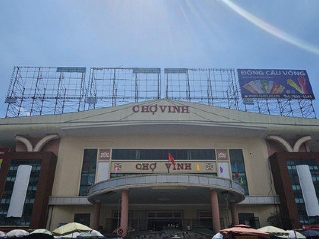 Thị trường - Tiêu dùng - Bỏ hoang chợ lớn nhất Nghệ An, tiểu thương dựng lều bạt nhếch nhác