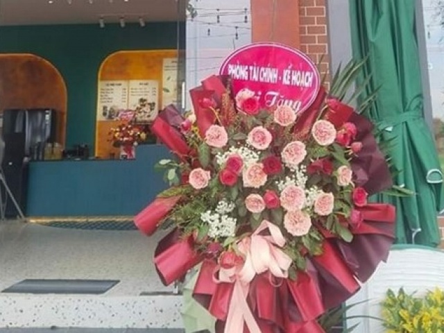 Tin tức trong ngày - Thực hư việc hai cơ quan cấp huyện gửi lẵng hoa tặng quán cà phê ngày khai trương