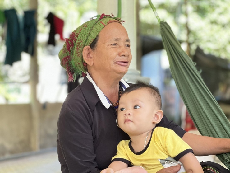 Bà Phạm Thị Xao kể về những di chứng của căn “bệnh lạ” này. Ảnh: NN