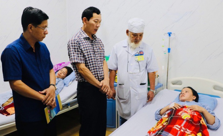 Đại diện các cơ quan ban ngành của tỉnh Quảng Ngãi thăm hỏi, động viên hai nữ công nhân môi trường bị bắn. Ảnh: TN