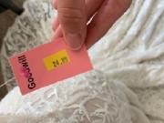Thị trường - Tiêu dùng - Bỏ vài trăm nghìn mua váy giảm giá không ngờ trúng mánh, lời hơn 200 lần