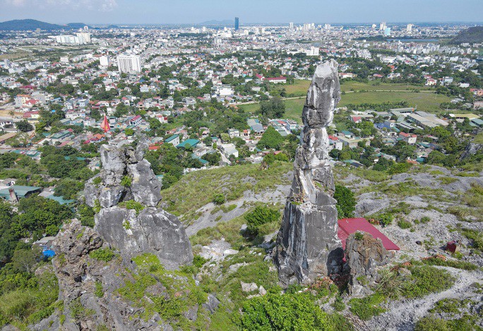 Hòn Vọng Phu nhìn về phía trung tâm TP Thanh Hóa