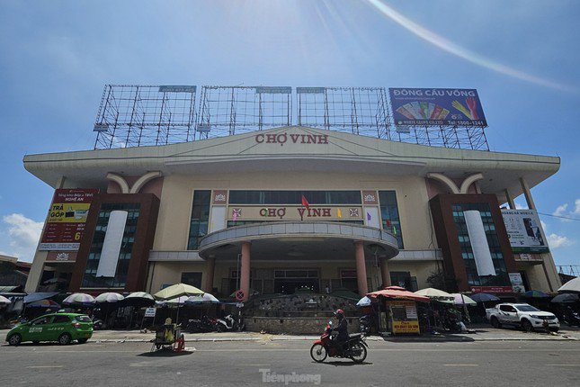 Chợ Vinh là trung tâm thương mại lớn của tỉnh Nghệ An và khu vực Bắc trung Bộ. Công trình được khởi công xây dựng từ năm 2005 và đưa vào sử dụng sau đó 3 năm. Chợ được thiết kế gồm 3 tầng nổi, một tầng hầm, tổng diện tích sàn của 4 tầng là 33.000 m2.