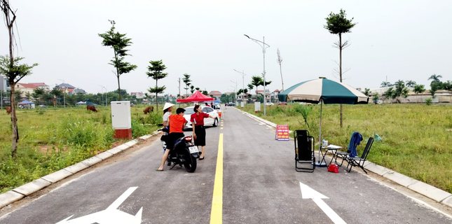 Chủ tịch UBND huyện Việt Yên đã chỉ đạo tạm dừng giao dịch, cấp giấy chứng nhận QSDĐ thuộc dãy LK3 của Khu dân cư gồm các lô số: 02, 04, 05, 07, 08, 09, 10, 24, 28, 29, 36, 38, 41 và 46 tại Khu dân cư Dương Quốc Cơ, thị trấn Bích Động.