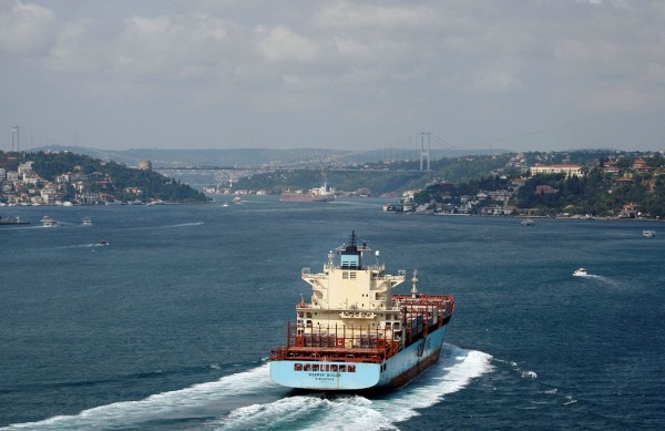 Một tàu hàng di chuyển trên biển Đen. Ảnh: Reuters