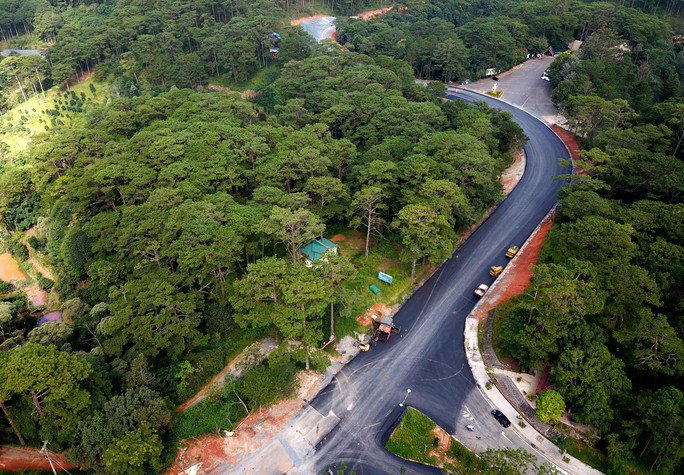 Đoạn vài trăm mét từ đường vào khu du lịch quốc gia hồ Tuyền Lâm đến khu du lịch thác Datanla đã hoàn tất mở rộng, thảm nhựa để phục vụ du lịch.