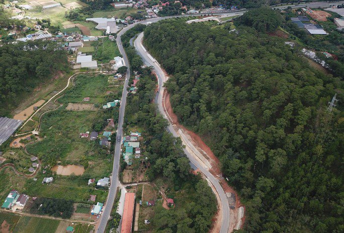 Trong khi đó, đoạn hơn 4 km từ khu du lịch thác Datanla đến cao tốc Liên Khương đang được triển khai nhiều công tác cùng lúc như mở rộng nền đường, thảm nhựa, xây dựng taluy...