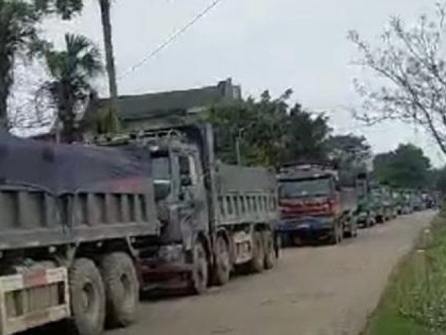 Người dân chặn đoàn xe tải chở đất làm cao tốc Bắc - Nam