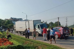 Tin tức trong ngày - Clip: Chạy như mất phanh, xe đầu kéo gây tai nạn dây chuyền, hàng loạt ô tô gặp hoạ