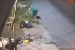Tin tức trong ngày - Clip: Xe máy ôm cua như đua xe, tông gãy 2 cột mốc bê tông, 2 người gặp nạn