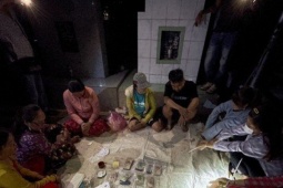 Pháp luật - Nhiều 'quý bà' lắc tài xỉu tại khu nhà mồ lúc chạng vạng