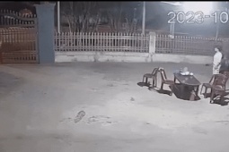 Tin tức trong ngày - Video: Chơi trốn tìm trong đêm tối, bé trai 4 tuổi tử vong khi băng qua đường