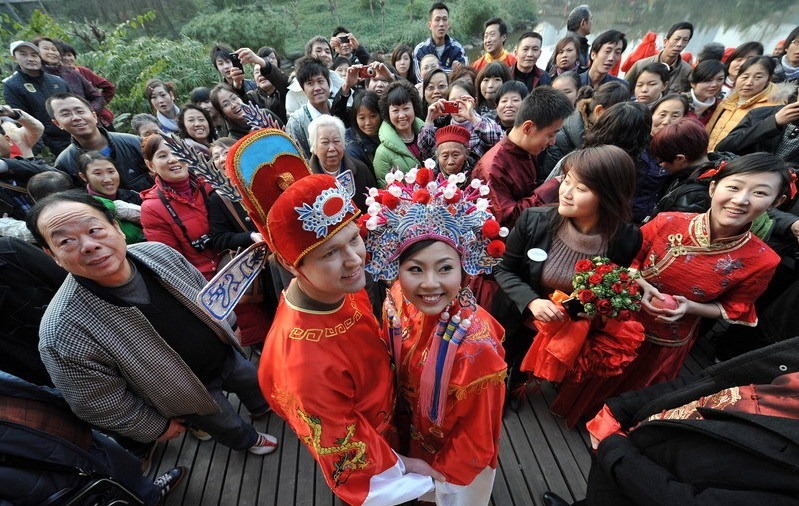 Cô gái Trung Quốc lấy chồng người Mỹ, đám cưới tổ chức ở thành phố Trung Quốc (ảnh: China Daily)