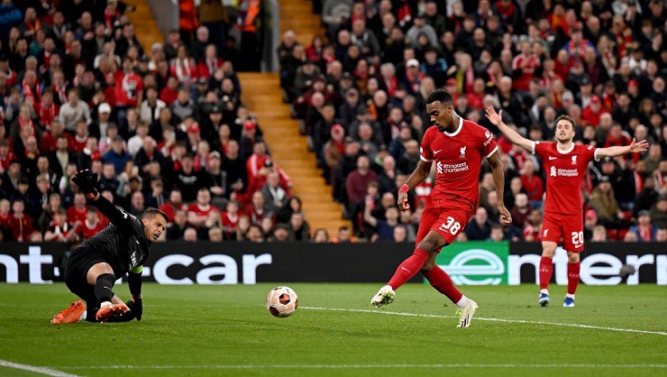 Gravenberch mở tỷ số cho Liverpool sau sai lầm của thủ môn&nbsp;Moris