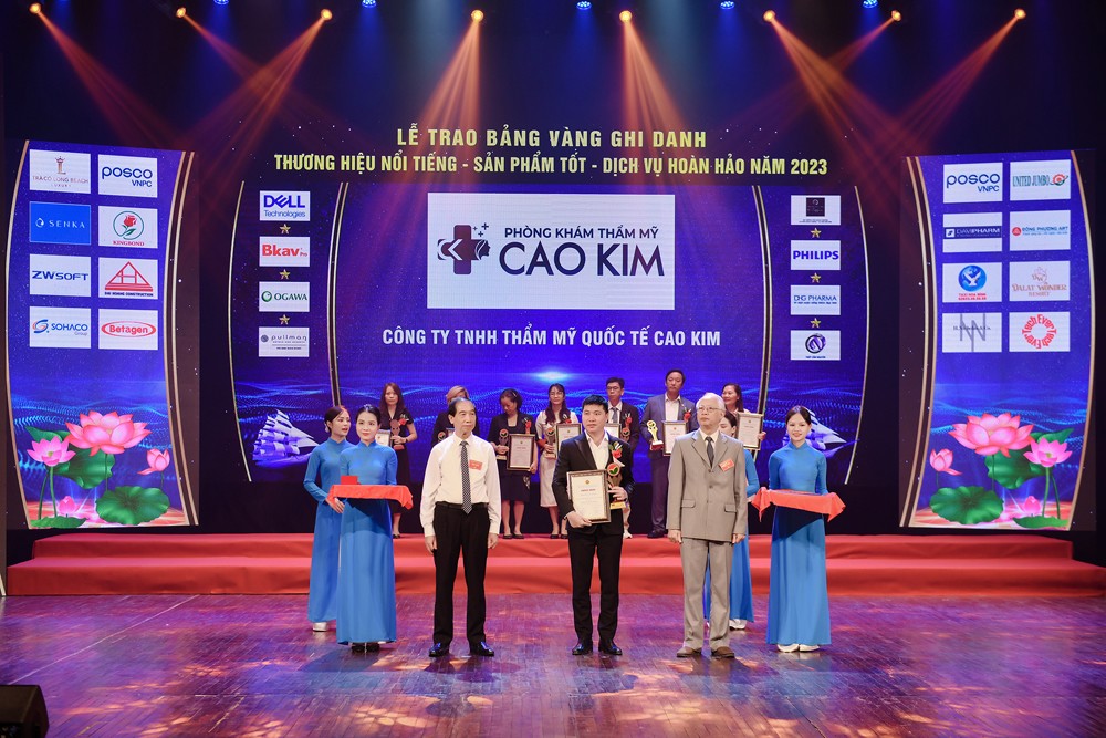 Ông Nguyễn Duy Quang - Phó Tổng Giám đốc - đại diện Hệ thống Phòng Khám thẩm mỹ Cao Kim nhận vinh danh