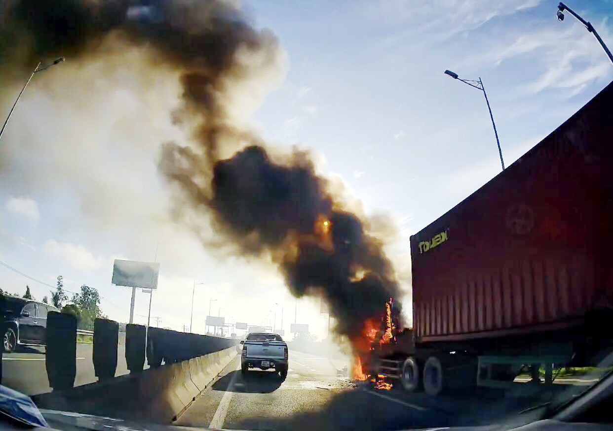 Cabin xe container bốc cháy dữ dội trên cao tốc HLD