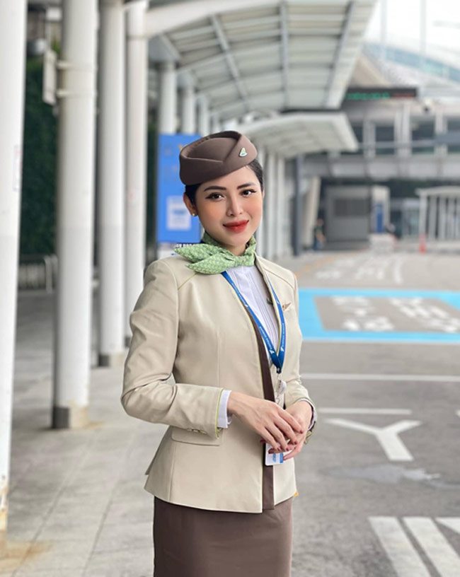 Phan Quế Chi (27 tuổi) được mệnh danh là "nữ tiếp viên hàng không vạn người mê".
