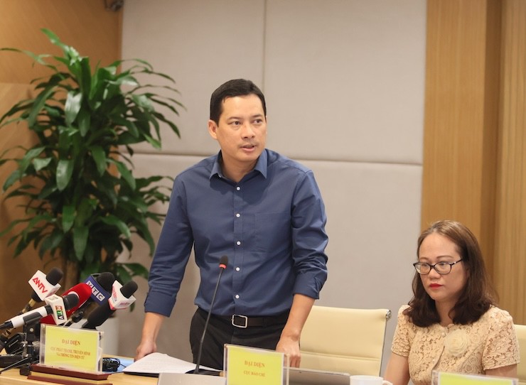 Ông Lê Quang Tự Do - Cục trưởng Cục Phát thanh, Truyền hình và Thông tin điện tử báo cáo kết quả kiểm tra nền tảng TikTok. (Ảnh: mic.gov.vn)