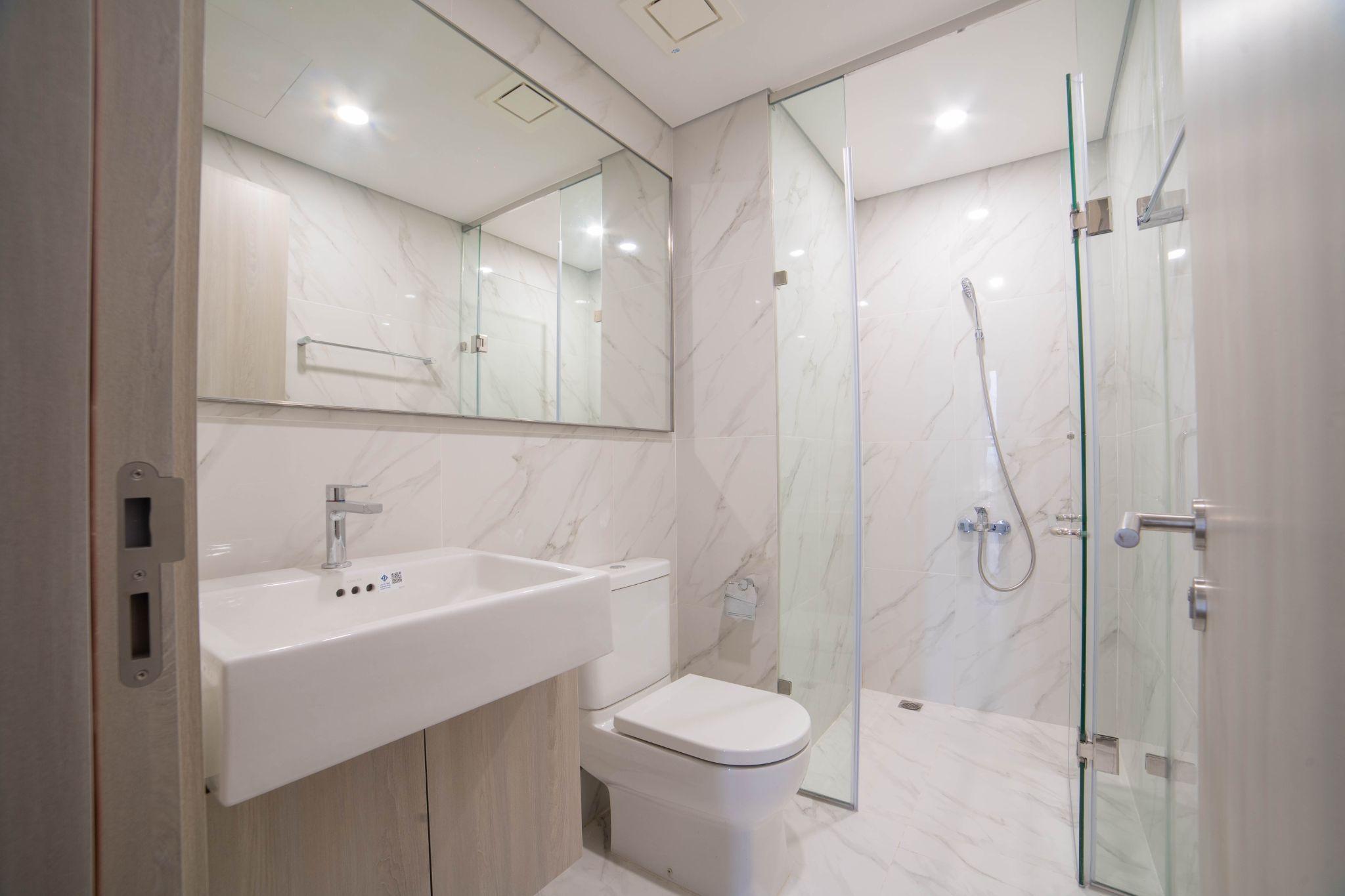 Nhà vệ sinh được trang bị các thiết bị cao cấp đến từ các thương hiệu uy tín.