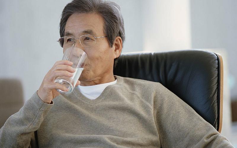 Người phì đại tiền liệt tuyến nên hạn chế uống nước vào buổi tối