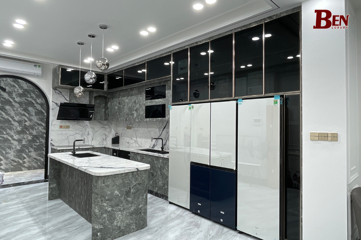 Tủ bếp nhôm cánh kính được thiết kế tỉ mỉ - Nguồn Benluxury.