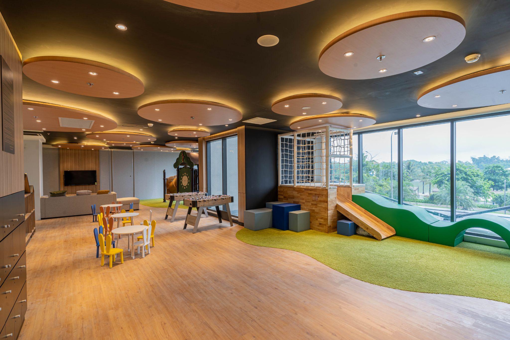 Khu vui chơi trẻ em rộng rãi, thoáng đãng với nhiều hoạt động trải nghiệm.