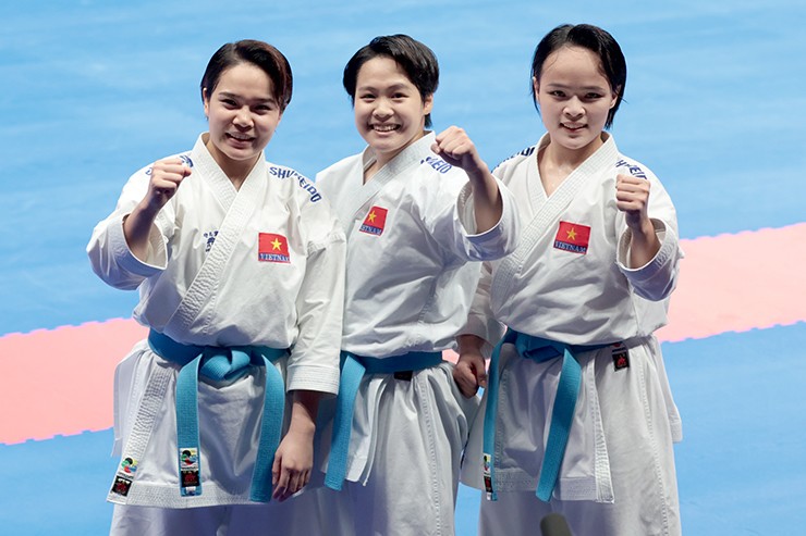 VĐV Thu Uyên (giữa) đại diện đội tuyển Karate Việt Nam trả lời phỏng vấn sau khi giành HCV ASIAD