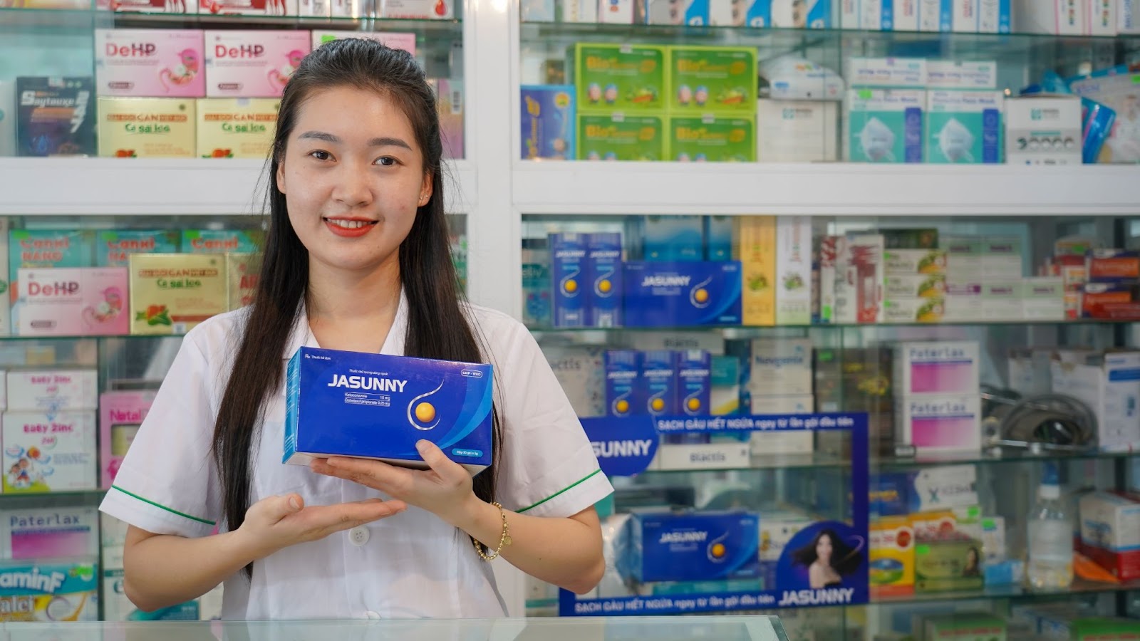 Jasunny là dầu gội trị gàu bán chạy tại hơn 16.000 nhà thuốc toàn quốc (Ảnh minh họa)