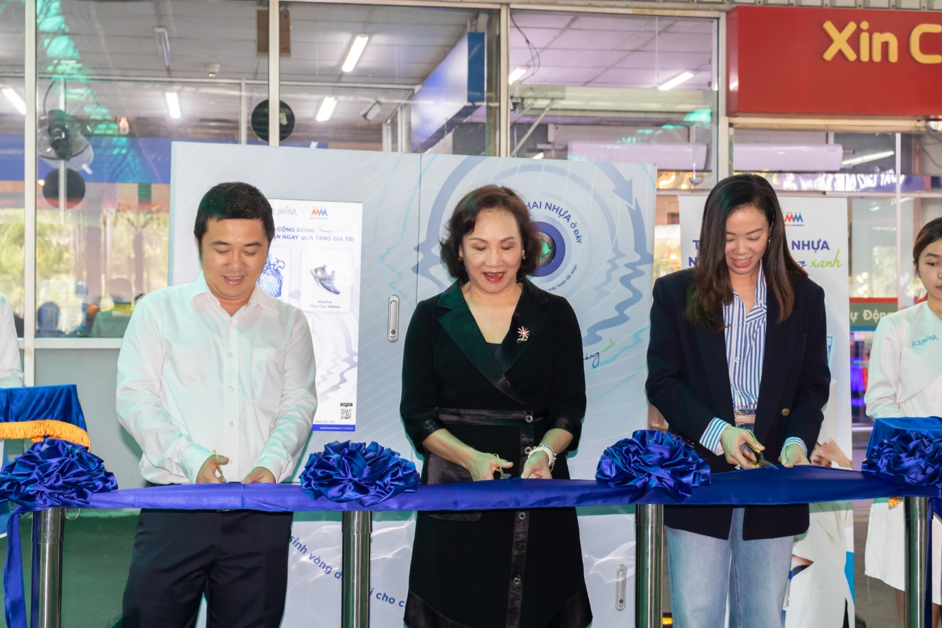 Các đại diện từ công ty và nhãn hàng tiến hành cắt băng khánh thành hệ thống Trạm Tái Sinh.