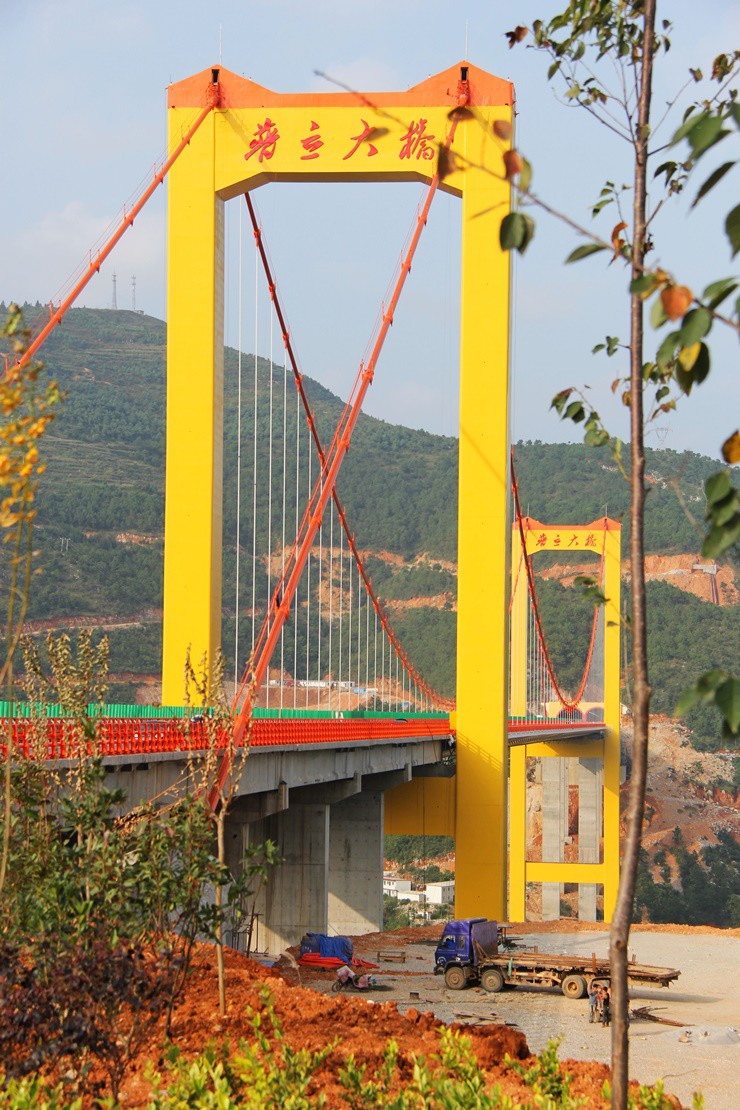 Cây cầu này có mặt cầu cách thung lũng phía dưới 485m, là một trong những cầy cầu cao nhất thế giới.

