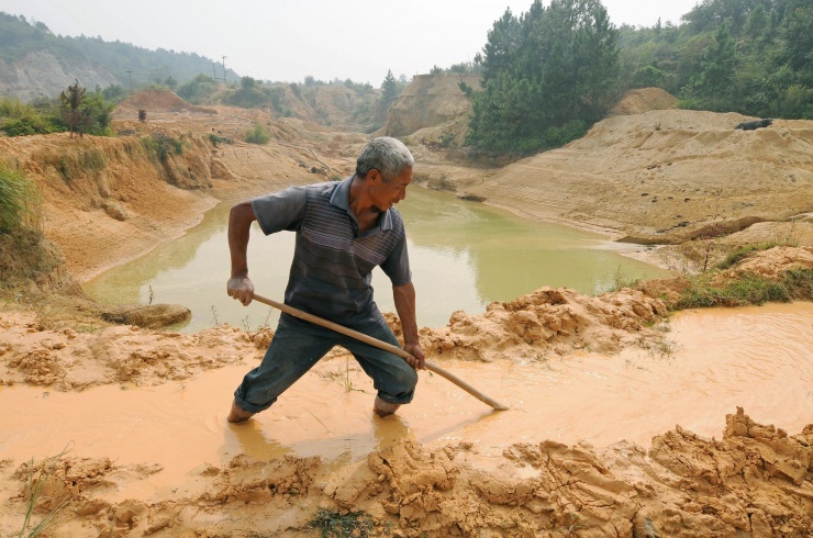 Một công nhân làm việc tại mỏ kim loại đất hiếm ở tỉnh Giang Tây, Trung Quốc. Ảnh: Getty Images