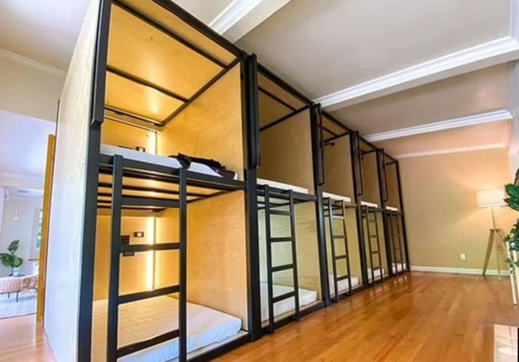 Họ phải bỏ ra số tiền 900 USD (tương đương gần 22 triệu đồng) mỗi tháng để sống trong những căn phòng trọ chật hẹp chỉ cao 1,2m.