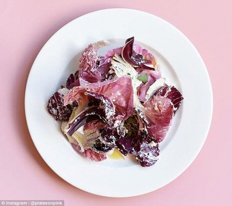 Nhiều nhà hàng ở các thành phố ẩm thực như New York và London từng thu hút sự chú ý của đông đảo thực khách khi giới thiệu món salad làm từ rau diếp hồng. Ảnh: Instagram