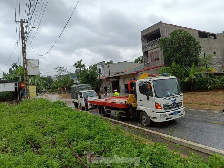 Quốc lộ 70 đoạn qua huyện Yên Bình nhiều đoạn ngập sâu, lực lượng Công an phải dùng xe chuyên dụng trực cứu hộ, di chuyển phương tiện và người dân qua các khu vực này.