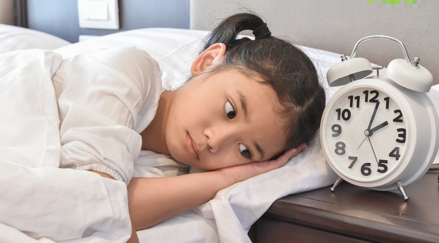 Trẻ ngủ không đủ giấc sẽ khó tập trung và phản ứng chậm chạp trong quá trình học và chơi. Ảnh minh hoạ