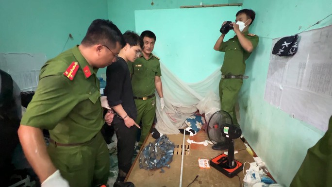 Lực lượng công an khám xét phòng trọ 2 nghi phạm