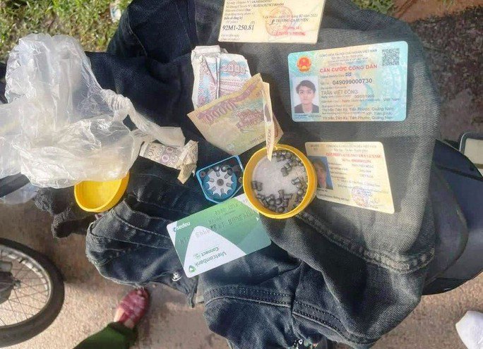 Khám xét ba lô của họ, công an thu giữ một số giấy tờ cá nhân, hộp nhựa chứa nhiều đạn chì