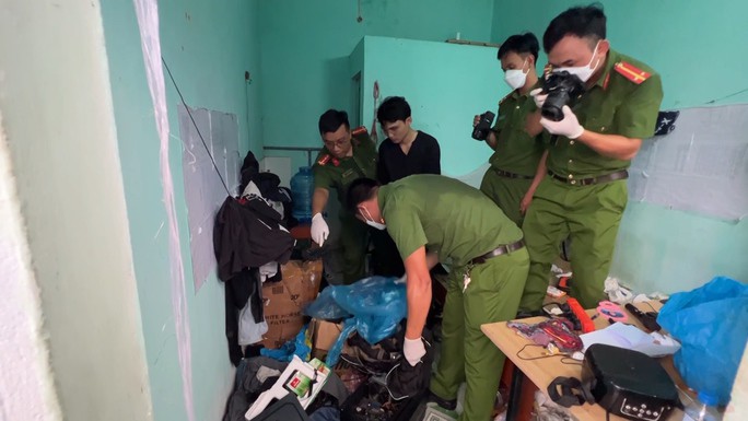 Lực lượng chức năng khám xét nơi ở của 2 nghi phạm thu giữ nhiều hung khí nguy hiểm, 1 khẩu súng ngắn và 1 khẩu súng dài