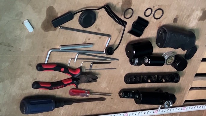 Các vật dụng được công an thu giữ khi khám xét phòng trọ của 2 nghi phạm