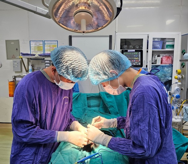 Các bác sĩ đang tiến hành phẫu thuật cho người bệnh