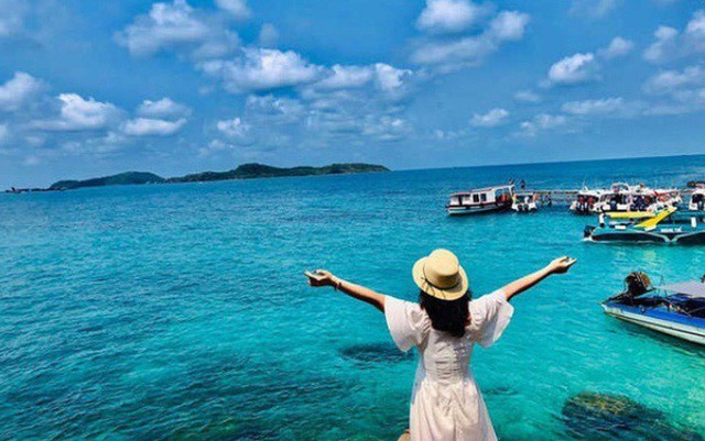 Giá vé máy bay tăng cao ảnh hưởng đến kế hoạch du lịch của người dân.