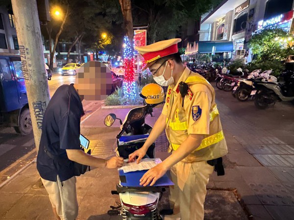 Tài xế H. cũng bị lập biên bản xử phạt.