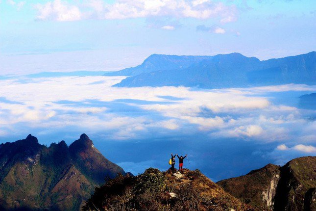 Quãng đường từ chân núi lên đỉnh Bạch Mộng Lương Tử dài khoảng 30 km.