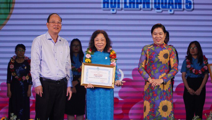 Ông Nguyễn Hồ Hải, Phó Bí thư Thành ủy TP HCM, và bà Nguyễn Trần Phượng Trân, Chủ tịch Hội Liên hiệp Phụ nữ TP HCM, tuyên dương các gương "Người con hiếu thảo"