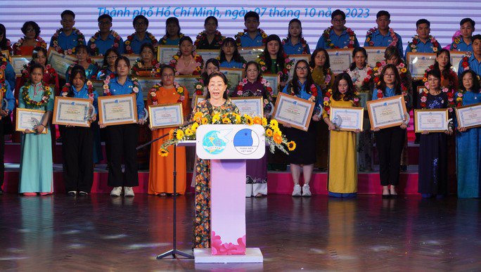 Phó Trưởng ban Thường trực Ban Dân vận Thành ủy TP HCM Nguyễn Thị Bạch Mai phát biểu chúc mừng các gương "Người con hiếu thảo"