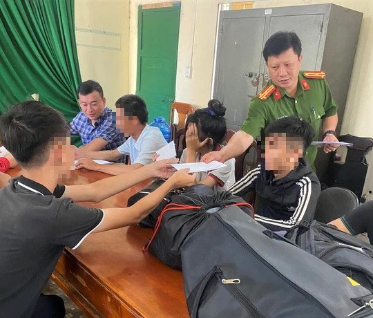 Công an TP Đông Hà và Phòng An ninh điều tra Công an tỉnh Quảng Trị hỗ trợ kinh phí để các nạn nhân về quê